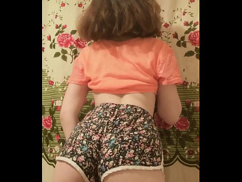 ❤️ Dhallaan yar oo sexy ah oo iska siibaysa surwaalka gaaban ee kamarada ❤️❌ Porno Guri ️❤